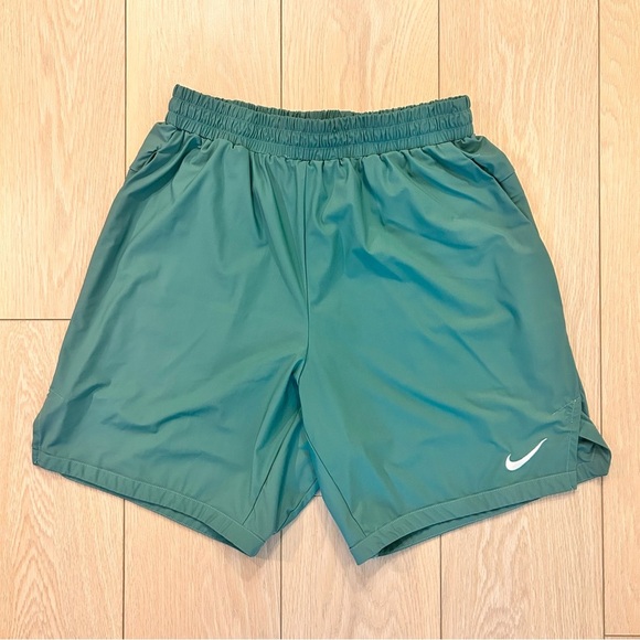 Nike Athletic Training Teal Shorts Size Medium - Picture 1 of 5